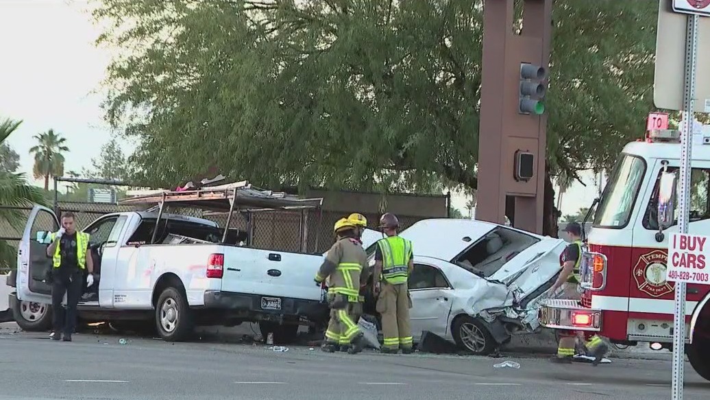 2 hospitalized after bad crash in Tempe