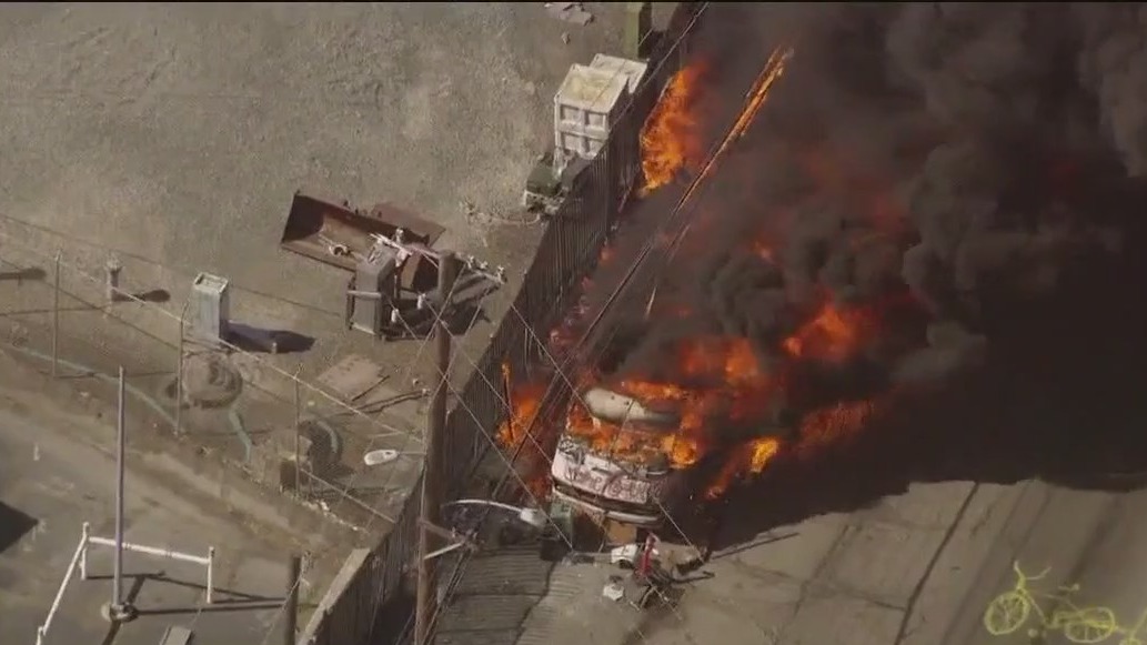 RV on fire in Oakland extinguished by firefighters