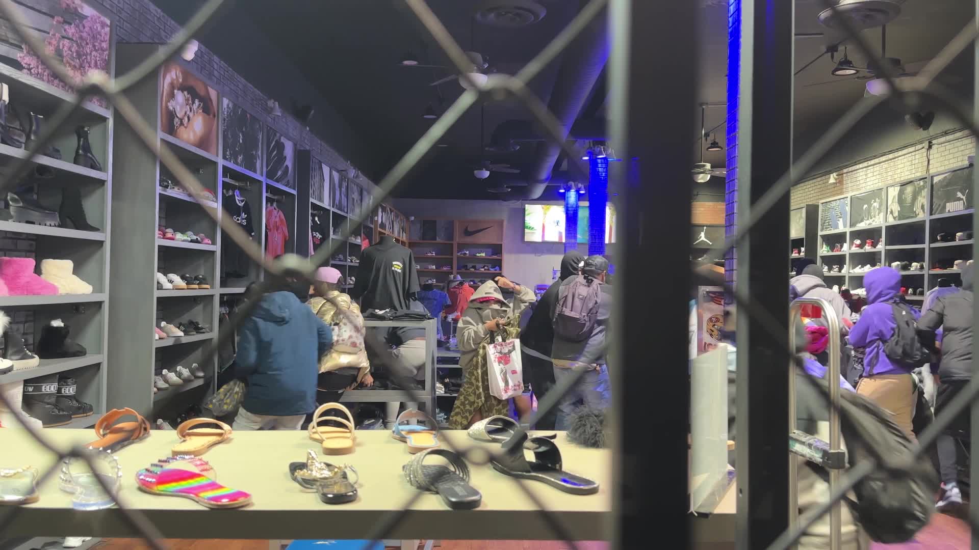 Raw video: Oakland Shiekh store looted