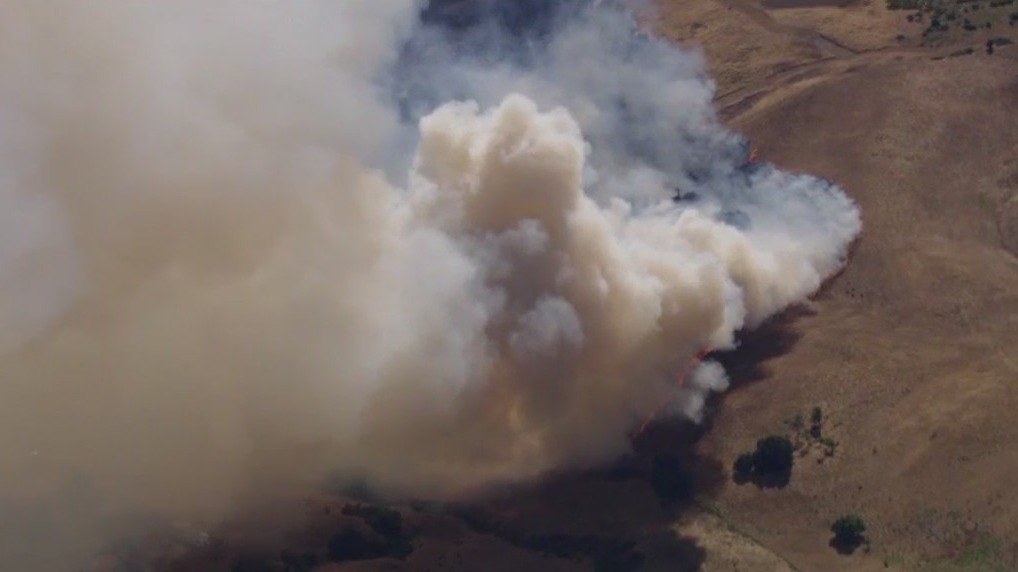 Vegetation fire sparks in East San Jose