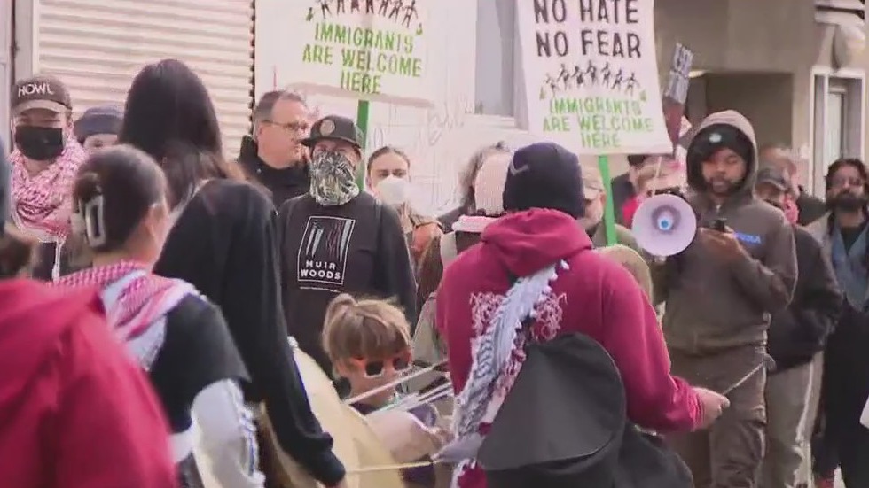 Protesters mobilize after ICE texts immigrants to show up at SF office