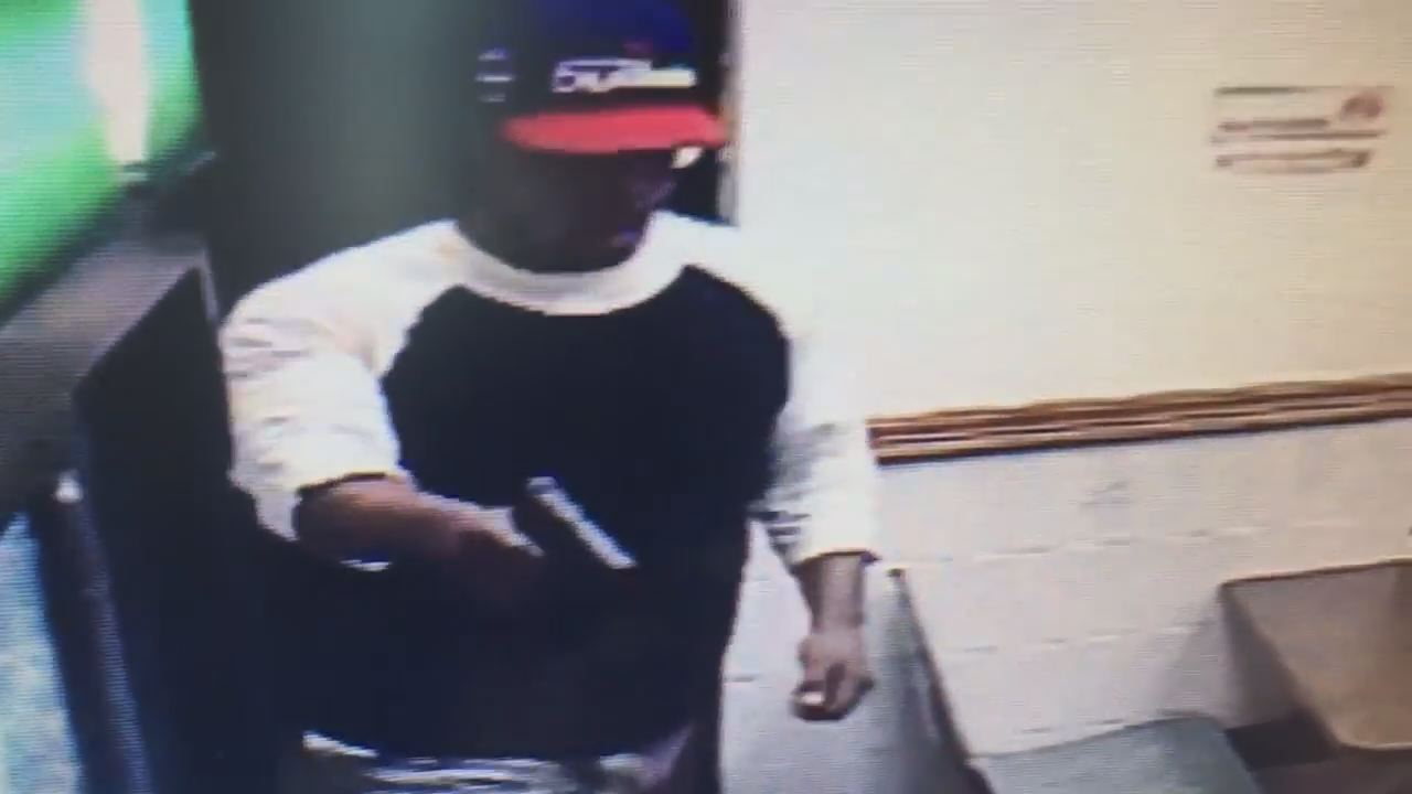 Restaurant employee fights back against armed robbery suspect