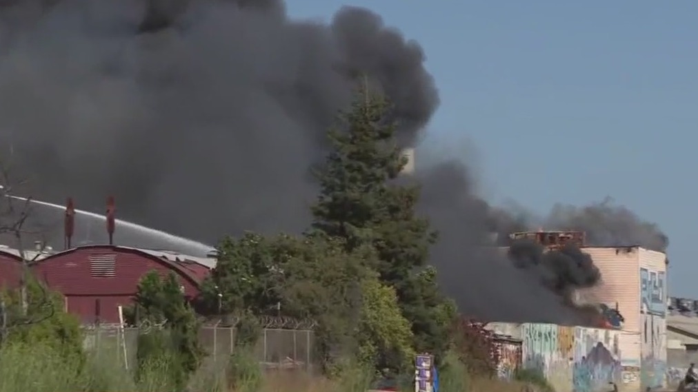 4-alarm commercial fire burns near Oakland Coliseum