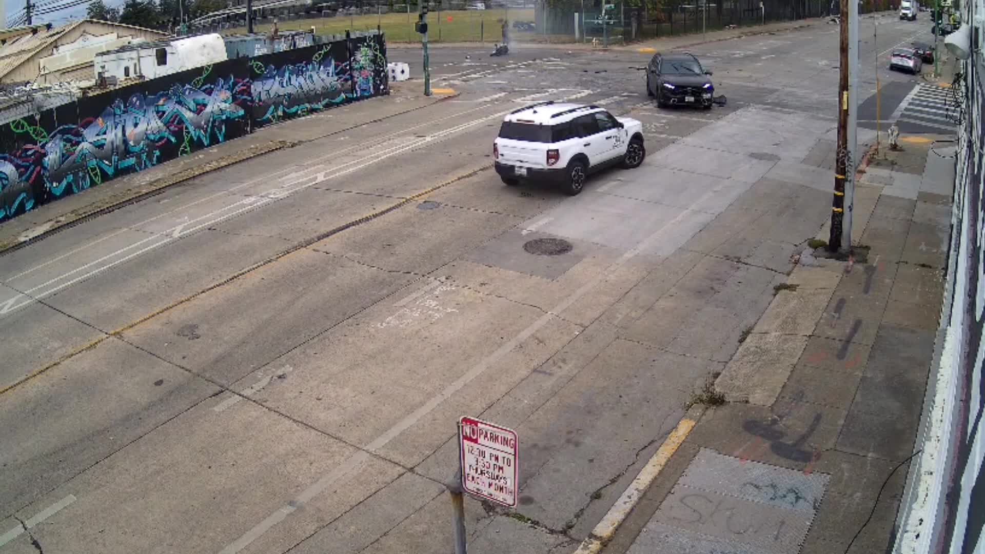 Oakland motorcyclists crash after running red light