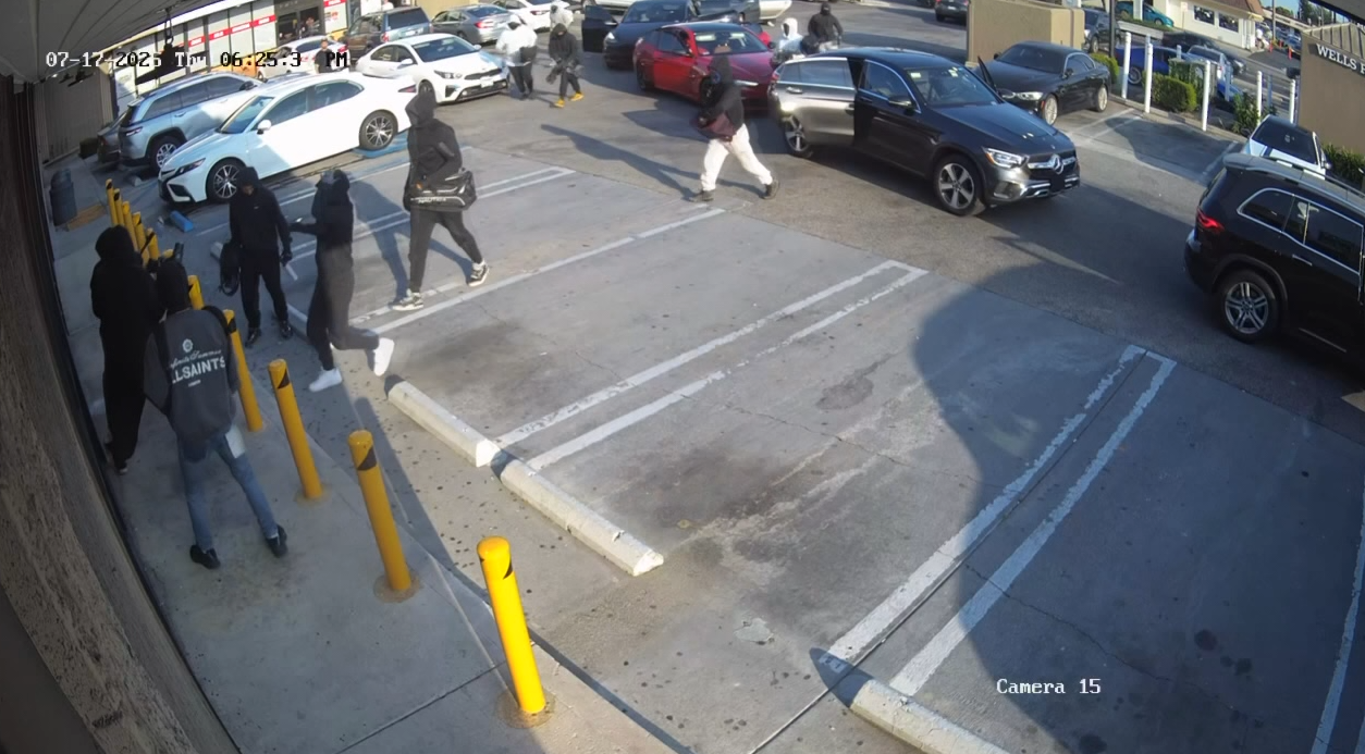 Jewelry store owner fires gun to scare off crowd of thieves