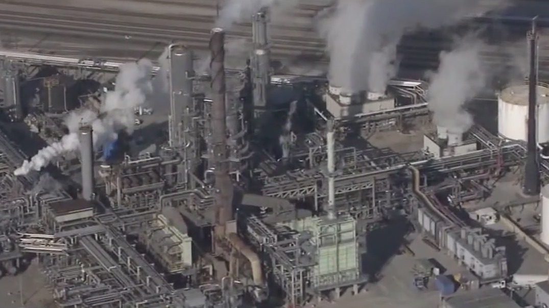 CA Gov. signs oil cap bill amid AZ, Nev. worries