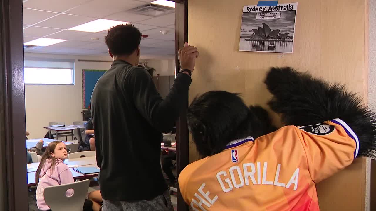 Phoenix Suns' Ryan Dunn surprises middle schoolers