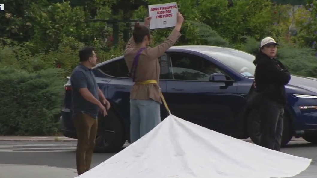 Protesters block traffic heading to Apple unveiling