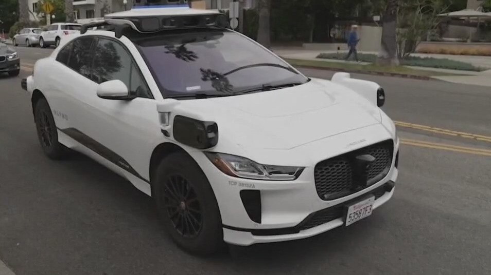 Waymo in talks to operate at Oakland airport