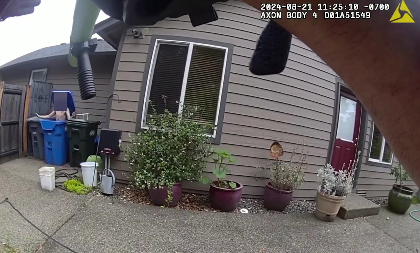 Naked suspect flees from WA deputies, faces 8 charges