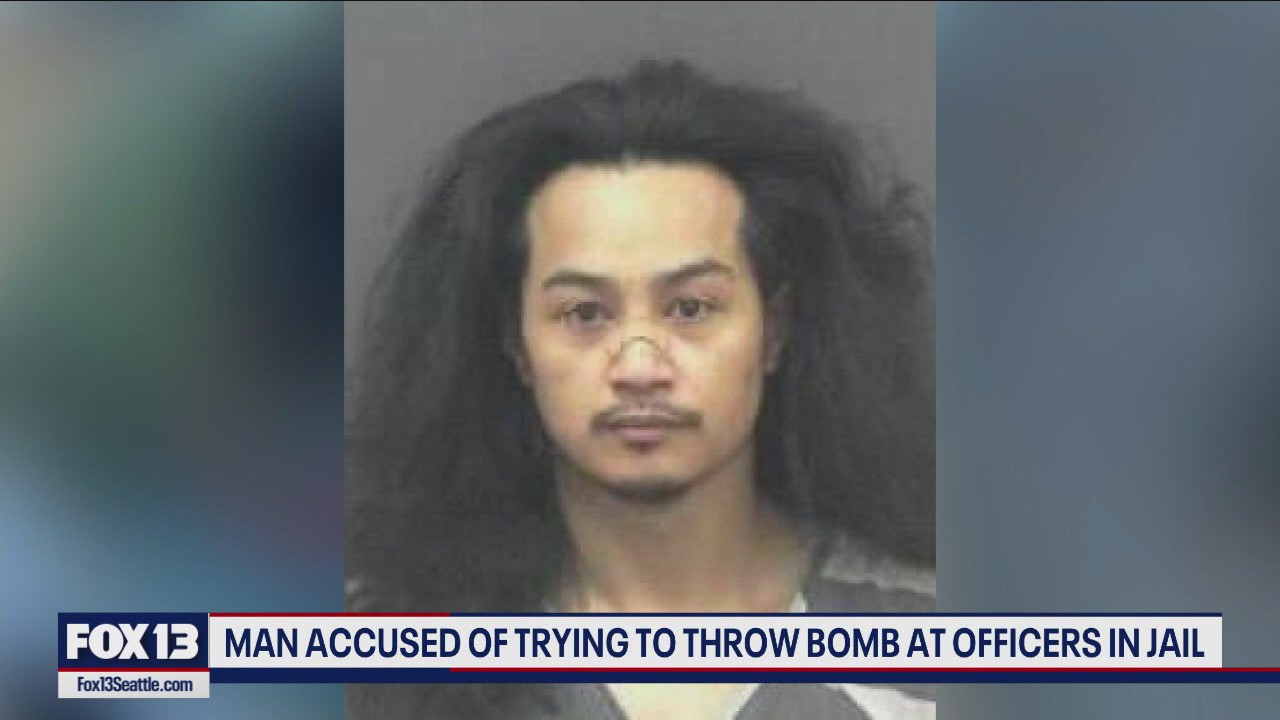 Man accused of trying to throw bomb at WA officers now in jail