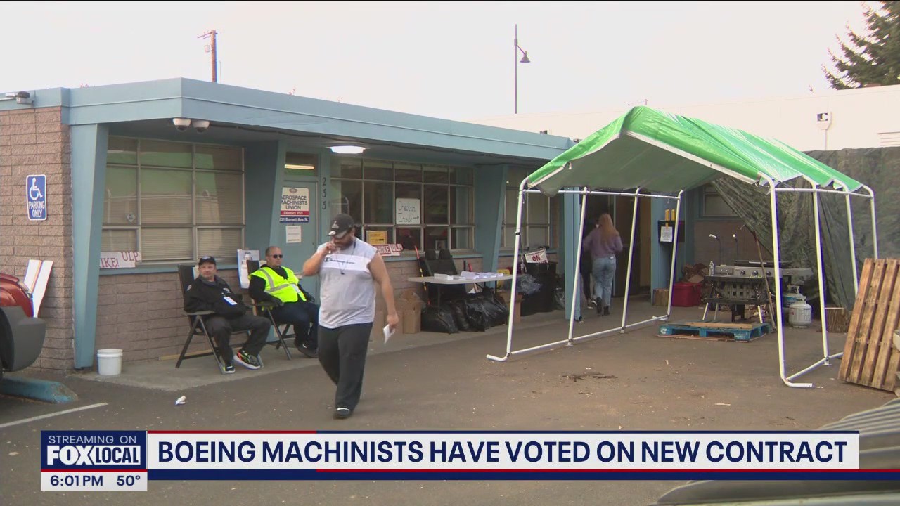 Boeing machinists vote on new contract