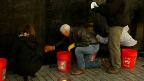Vice President Mike Pence washes Vietnam Veterans Memorial