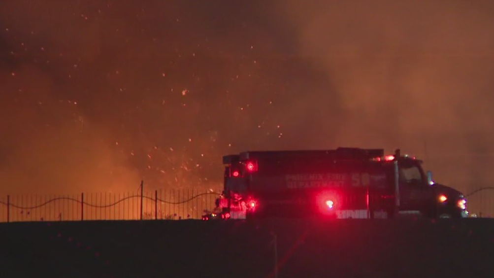 Brush fire in south Phoenix sends smoke into the sky