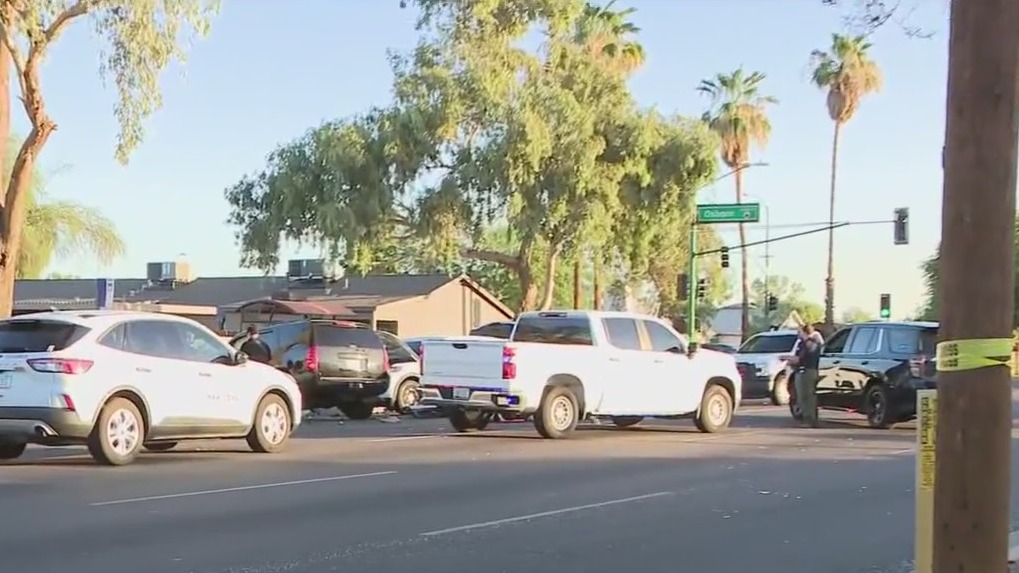 Deadly crash shuts down west Phoenix intersection
