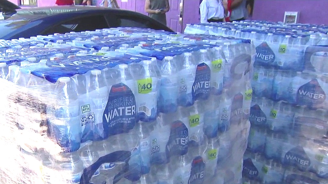 Fry's Food Stores and CASS donate 5k water bottles