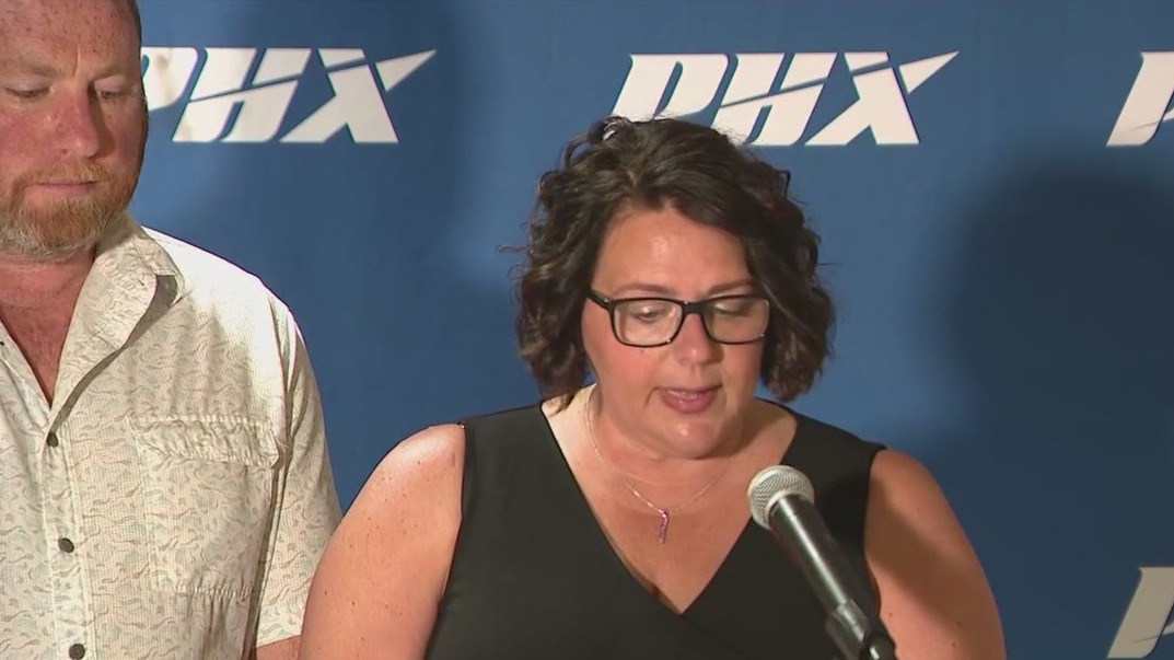 Woman who collapsed at Sky Harbor thanks her lifesavers