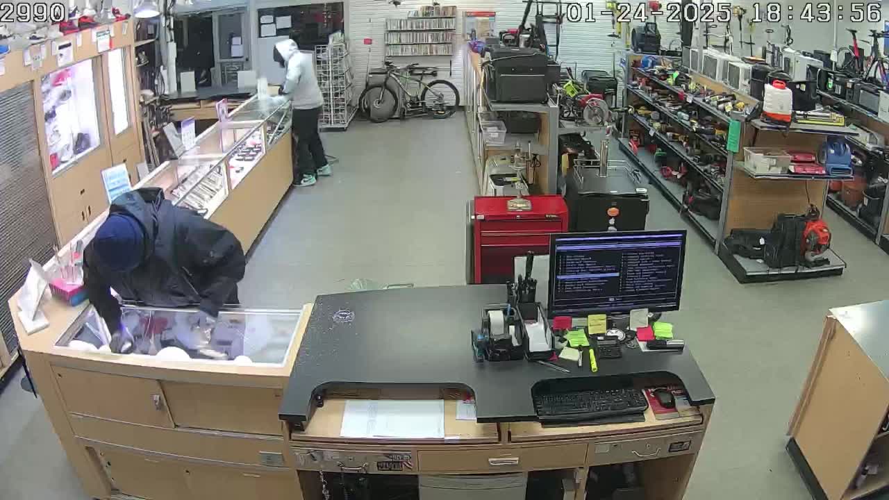 RAW: Robbers break into Seattle-area pawn shop with sledgehammer