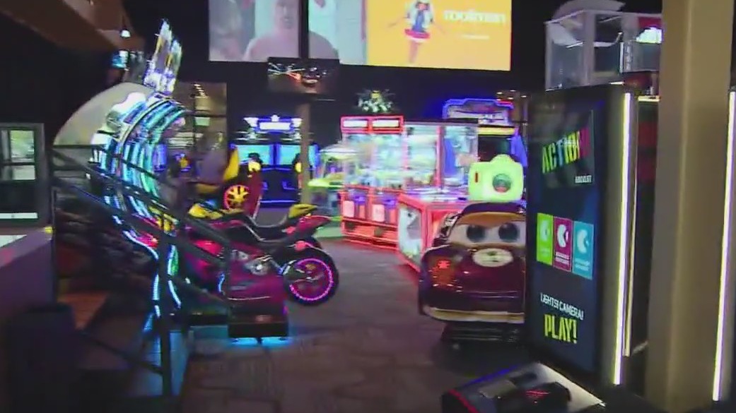 Arcade, bowling, drinks: Harkins Backlot opens in north Phoenix