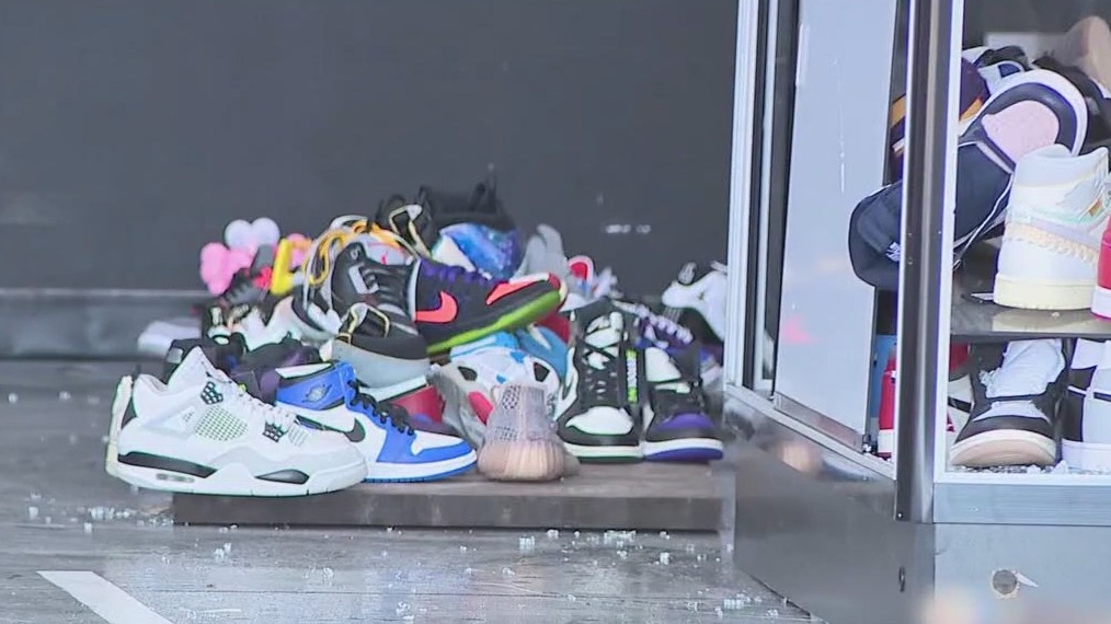 Phoenix shoe store smash-and-grab burglary