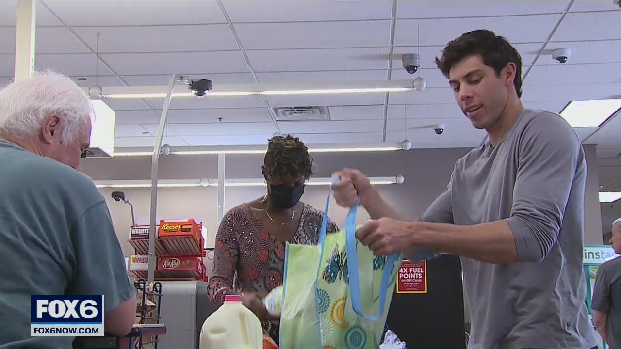 Brewers #KindnessInMKE event, Christian Yelich surprises shoppers