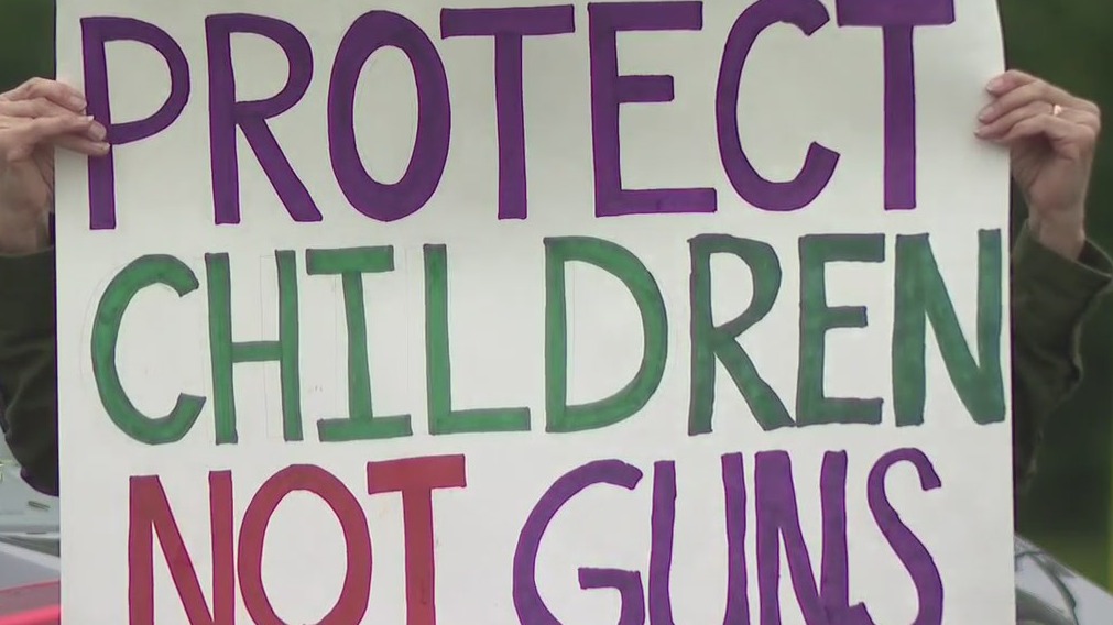 Milwaukee teachers union hosts rally against gun violence