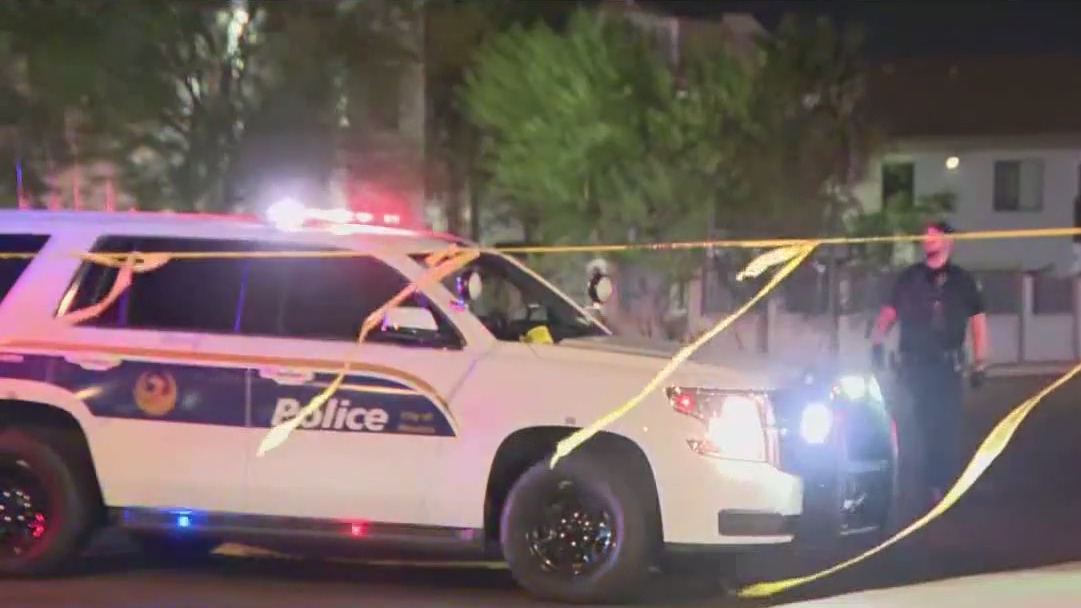 Man shot and robbed while walking in Phoenix: PD