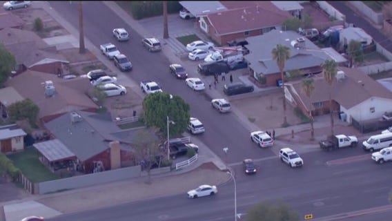 Suspects flee after Phoenix shooting that injured woman