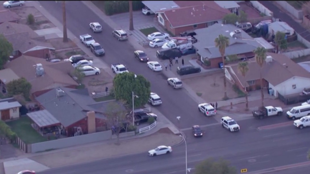 Suspects flee after Phoenix shooting that injured woman