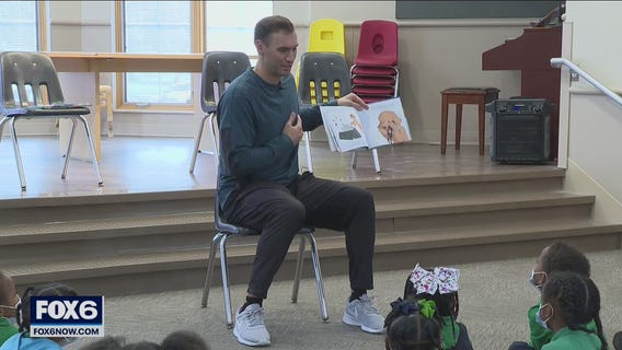 Brewers' Brent Suter reads to kids at SHARP Literacy