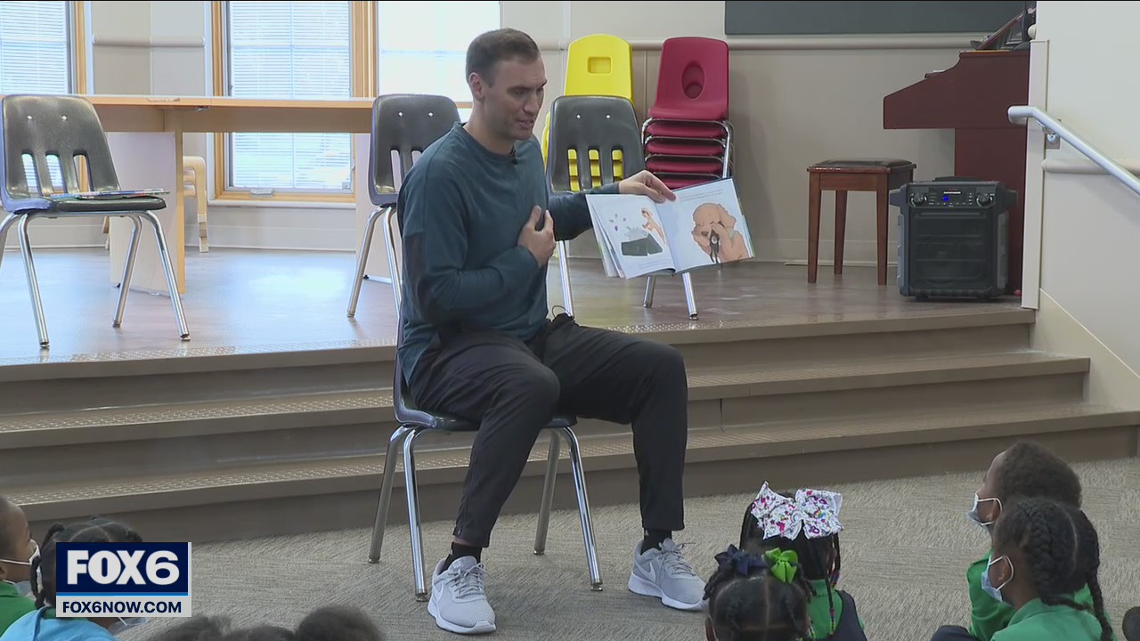 Brewers' Brent Suter reads to kids at SHARP Literacy