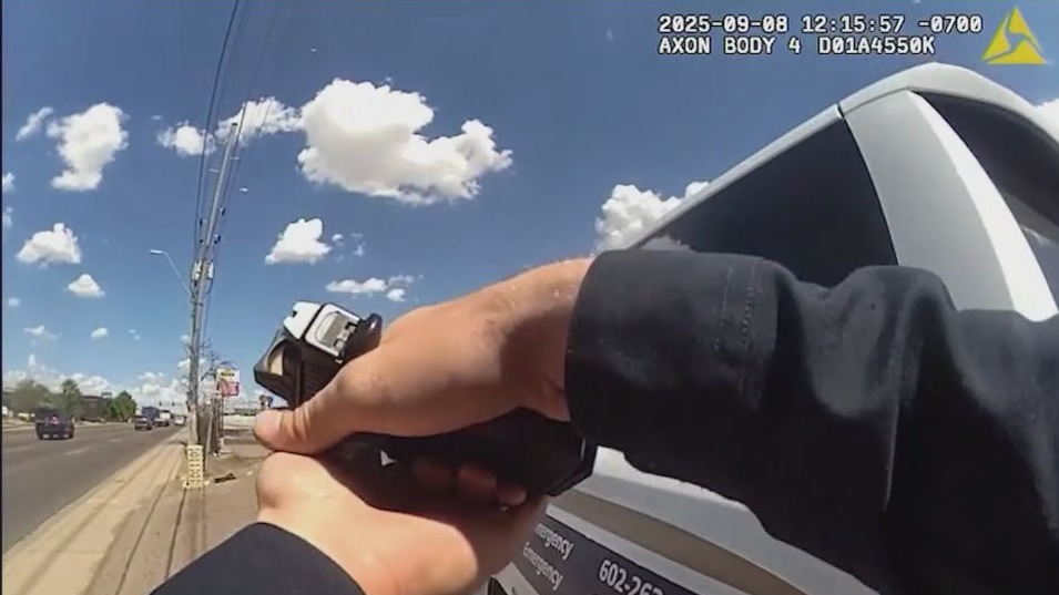 New video shows suspect shoot at Phoenix police after being pinned down in car