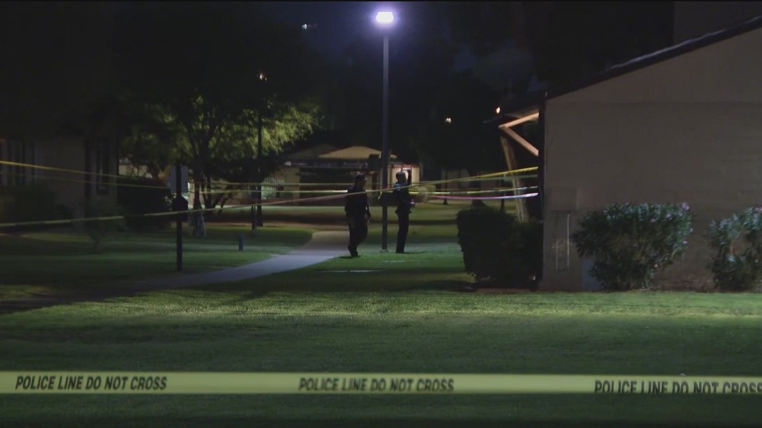 Police shoot man holding toddler, machete in Phoenix