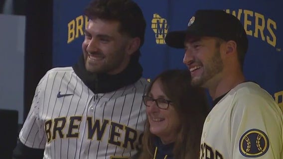 Brewers fans pack Dugout 54 to meet their favorite players