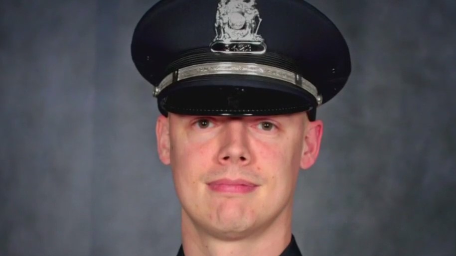 Milwaukee officer killed in shootout chasing robbery suspect on ...