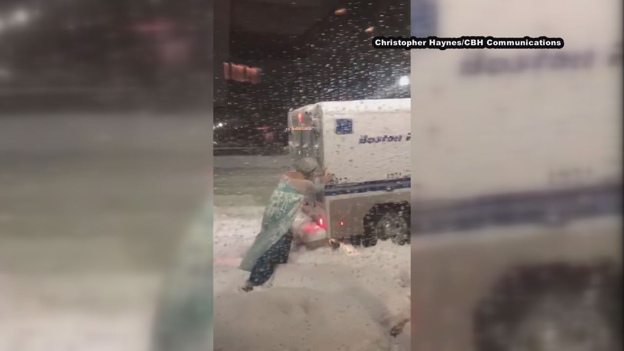 Man dressed as Elsa from ?Frozen? helps push police van out of snow in Boston (VIDEO)