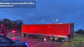 Jackknifed semi closes I-43 northbound at North Avenue