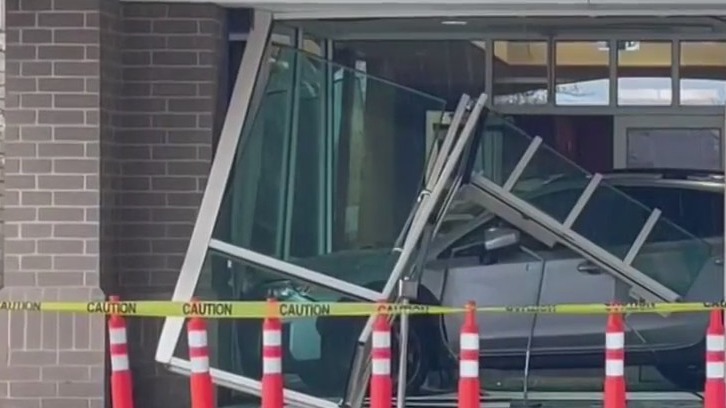 Driver crashes into Mequon hospital entrance, 3 hurt