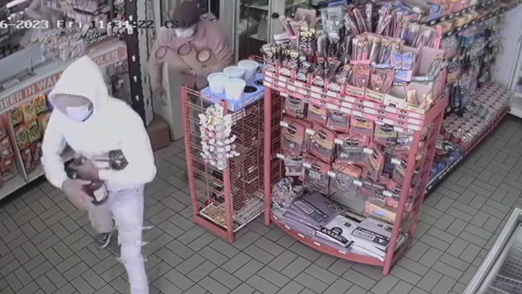 Oak Creek robbery, alcohol theft: 2 sought in ?brazen event?