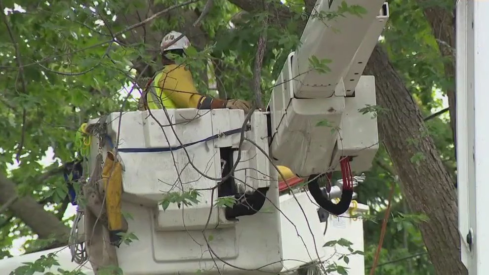 Southeast Wisconsin 'wake low' knocks out power for thousands