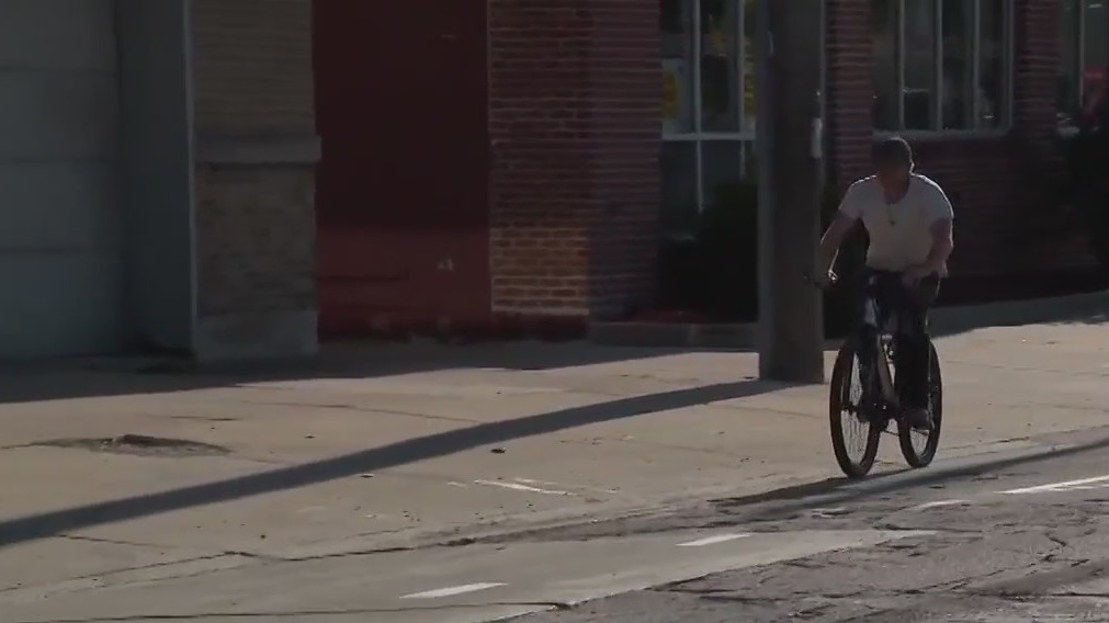 Milwaukee North Avenue protected bike lanes