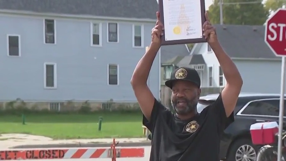 Milwaukee's 'Mailman Mike' retires