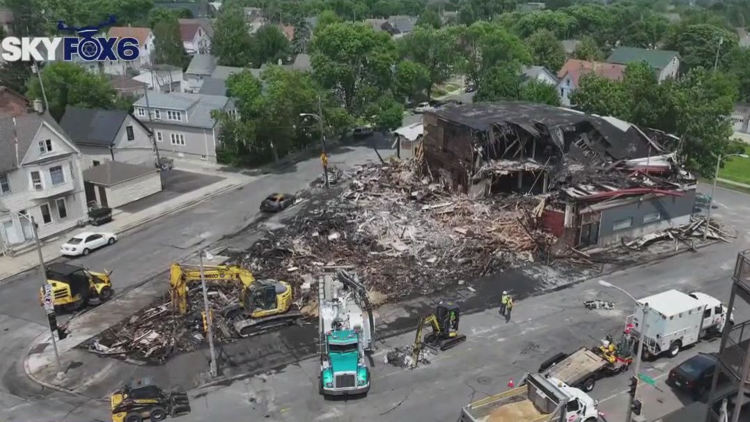 Milwaukee fire, 2 buildings gutted by flames