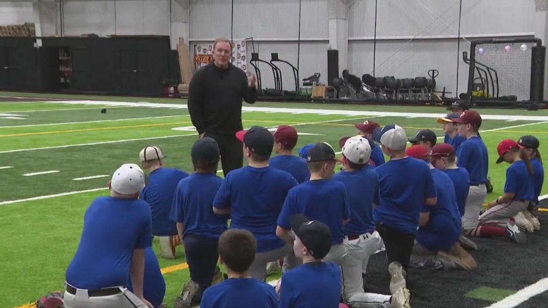 Brewers manager Pat Murphy holds youth skills camp