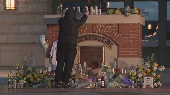 Fans pay tribute to Bob Uecker