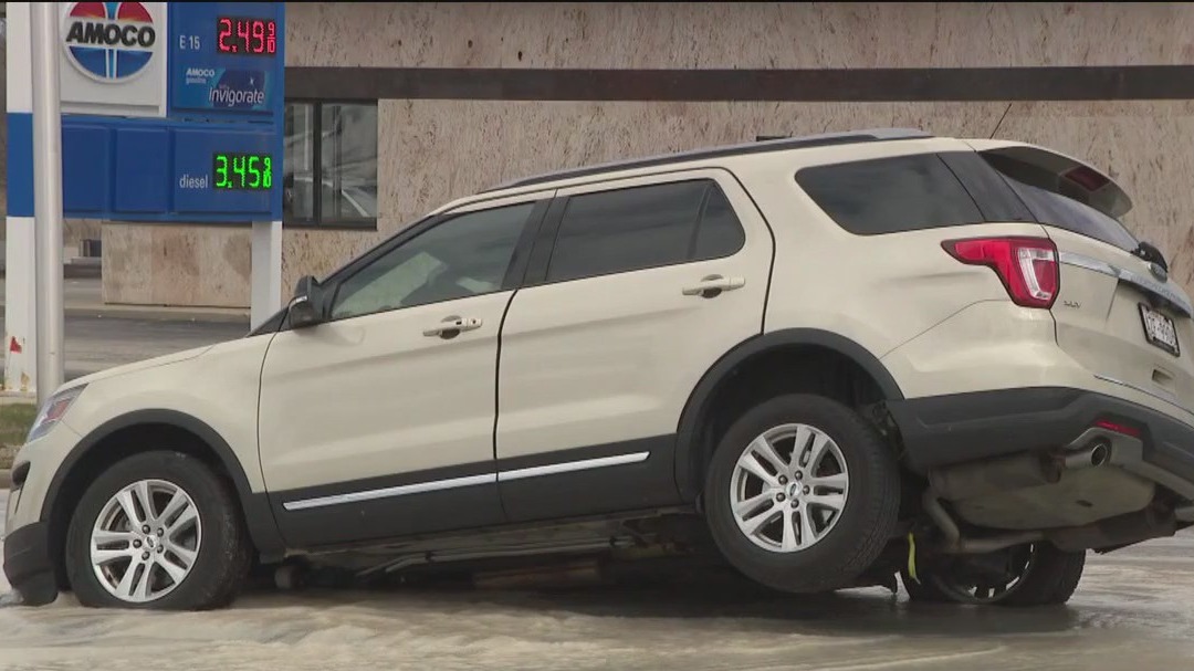 Milwaukee water main break; sinkhole forms