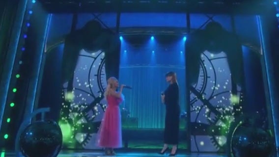 Kristin Chenoweth, Idina Menzel reunite