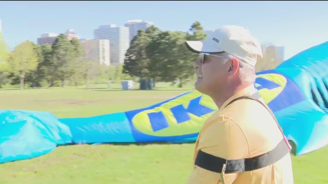 Flying kites with the pros