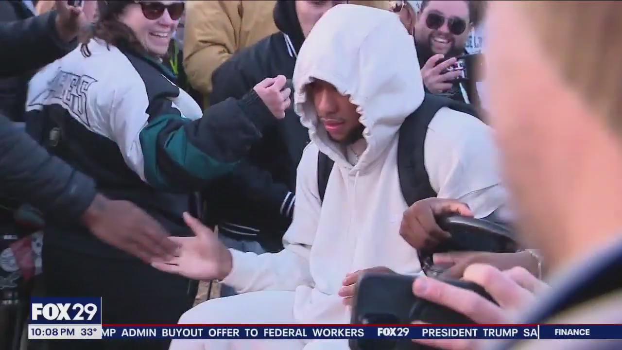 Eagles' fans greet team at Novacare Complex
