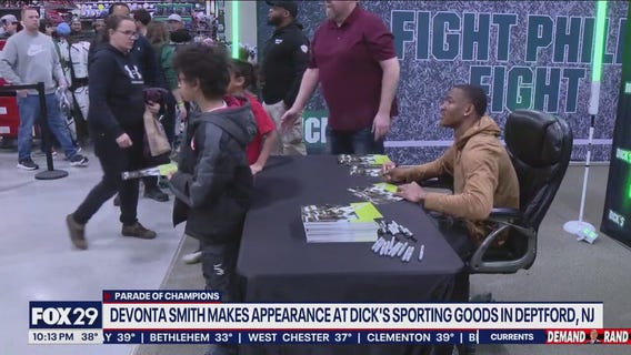 Nearly a thousand wait in line for autograph from DeVonta Smith